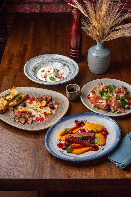 Zestaw potraw na talerzach